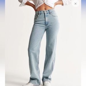 ABERCROMBIE AND FITCH. 90s relaxed jean high rise. Curve love. Size 25, short.